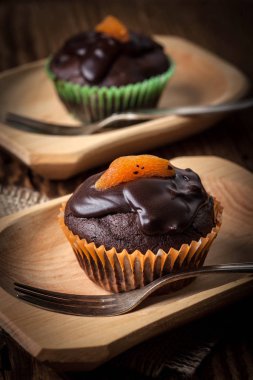 Çikolatalı kek fırından yeni çıkmış.