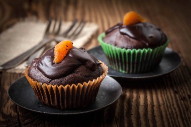 Çikolatalı kek fırından yeni çıkmış.