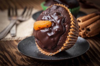 Çikolatalı kek fırından yeni çıkmış.