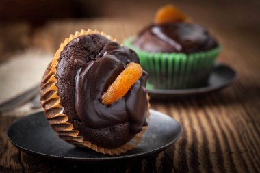 Çikolatalı kek fırından yeni çıkmış.