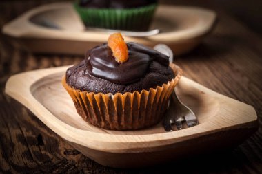 Çikolatalı kek fırından yeni çıkmış.