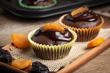 Çikolatalı kek fırından yeni çıkmış.