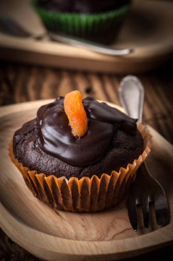 Çikolatalı kek fırından yeni çıkmış.