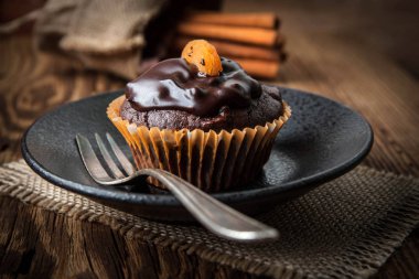 Çikolatalı kek fırından yeni çıkmış.