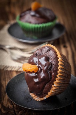 Çikolatalı kek fırından yeni çıkmış.