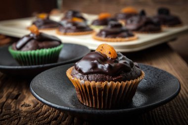 Çikolatalı kek fırından yeni çıkmış.