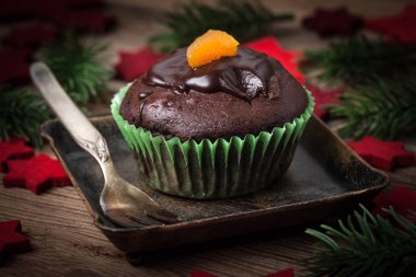 Çikolatalı kek fırından yeni çıkmış.