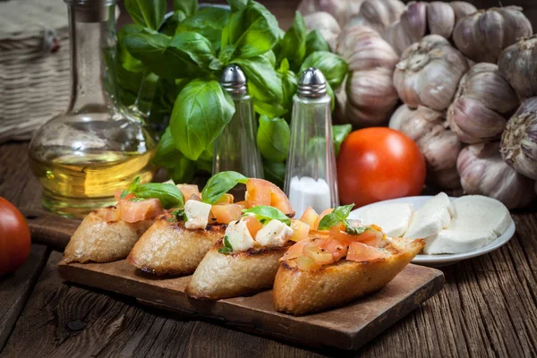 Saboroso bruschetta caseiro . — Fotografia de Stock