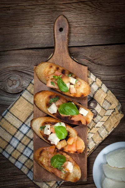 Saboroso bruschetta caseiro . — Fotografia de Stock