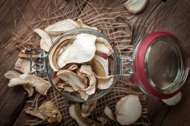 kavanoz içinde kurutulmuş mantar.