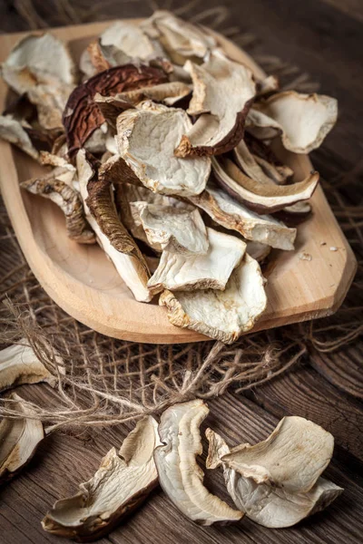 Getrocknete Pilze in Holzschale. — Stockfoto