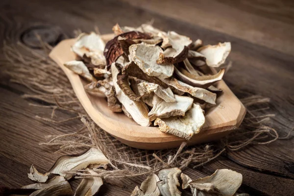 Getrocknete Pilze in Holzschale. — Stockfoto