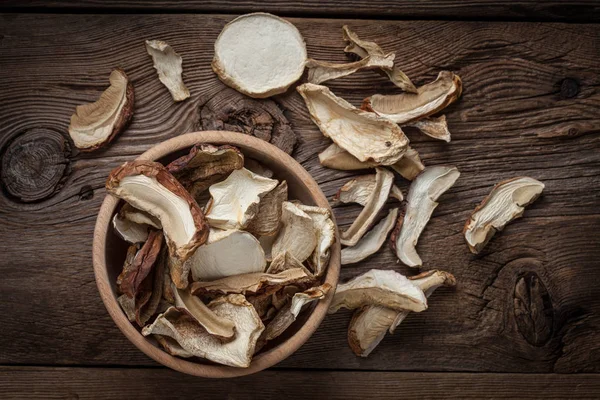 Getrocknete Pilze in Holzschale. — Stockfoto