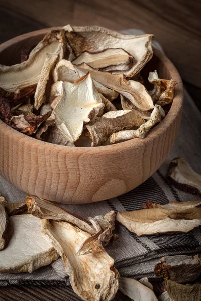 Сушені гриби в дерев'яній мисці . — стокове фото
