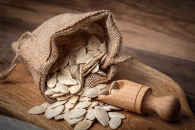 Bir çuval ve kaşığı kabak çekirdeği.