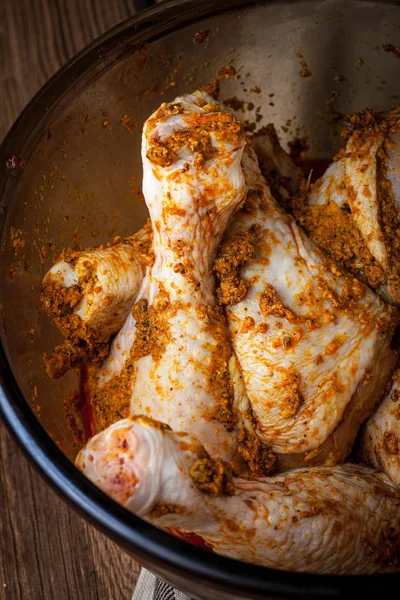 Marinated chicken drumsticks in a glass bowl. — Stock Photo, Image