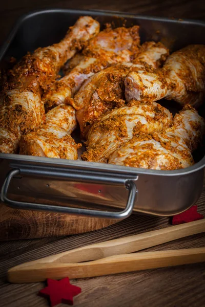 Pácolt csirke alsócomb sütésre kész. — Stock Fotó