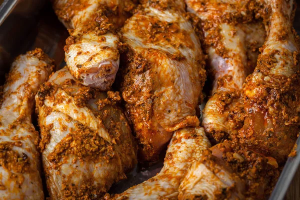 Marinated chicken drumsticks ready for baking. — Stock Photo, Image