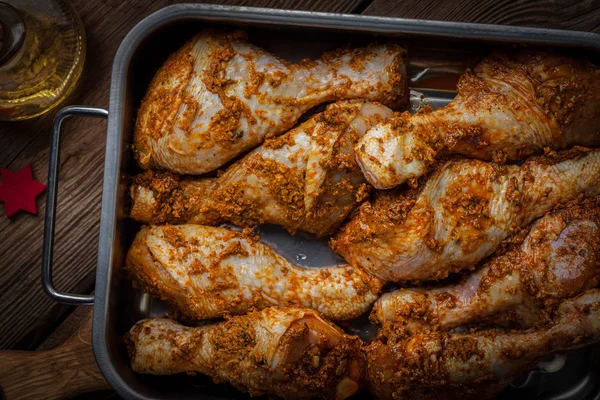 Marinated chicken drumsticks ready for baking. — Stock Photo, Image