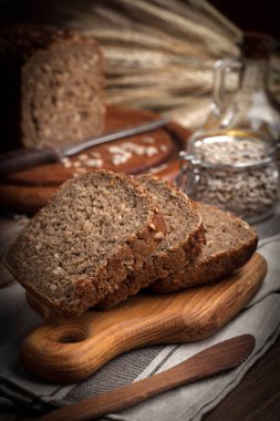 Ayçiçeği tohumları ile kepekli ekmek.