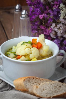 taze ev yapımı sebze çorbası.