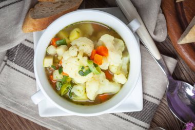 taze ev yapımı sebze çorbası.