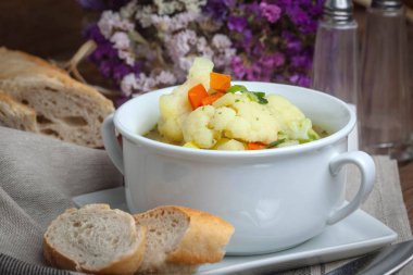 taze ev yapımı sebze çorbası.