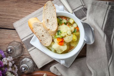 taze ev yapımı sebze çorbası.