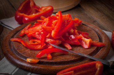 Ham, kırmızı biber şeritler halinde kesilmiş.