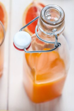 Elma ve kırmızı greyfurt suyu.