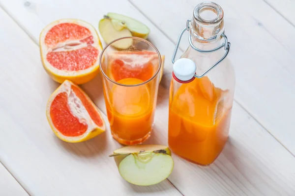 Saft av epler og rød grapefrukt . – stockfoto