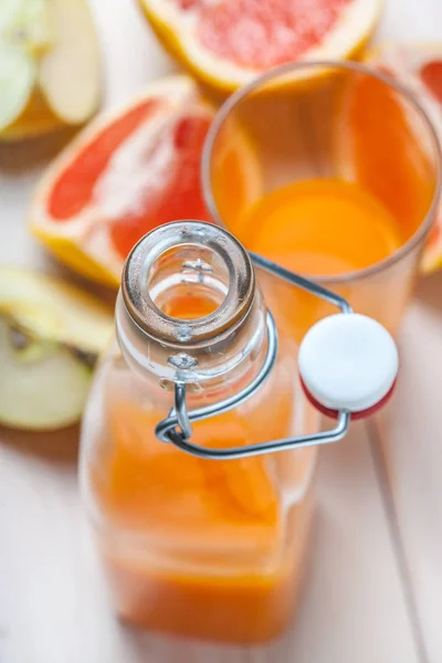 Juice of apples and red grapefruit. — Stock Photo, Image