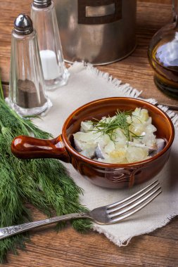 Parçalar halinde lezzetli ringa balığı.