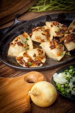 Köfte et, soğan ve pastırma ile.