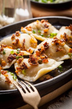 Köfte et, soğan ve pastırma ile.