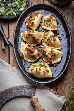 Köfte et, soğan ve pastırma ile.