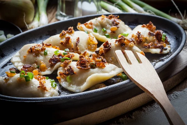 Köfte et, soğan ve pastırma ile.