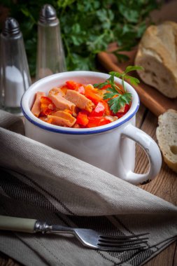 Lecho - biber, soğan ve sosis ile güveç.