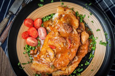 Bir tabakta et güveç ile patates pancakes.