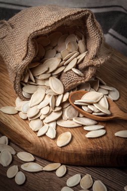 Bir çuval ve kaşığı kabak çekirdeği.