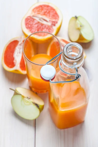 Juice of apples and red grapefruit. — Stock Photo, Image