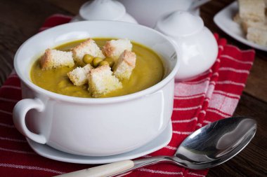 Konserve bezelye çorbası croutons krem çorbası.