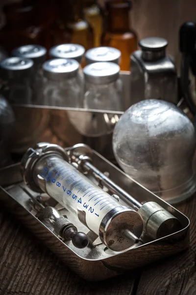 Instrumentos médicos antiguos . — Foto de Stock