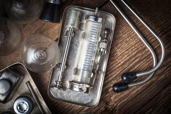 Instruments médicaux anciens . — Photo