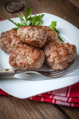 köfte maydanoz ile.