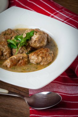 dereotu soslu domuz eti köfte.