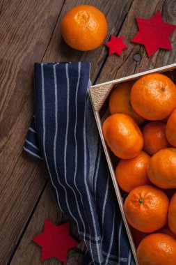 Ahşap kutusunda taze portakal