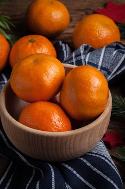 Ahşap kase taze portakal.