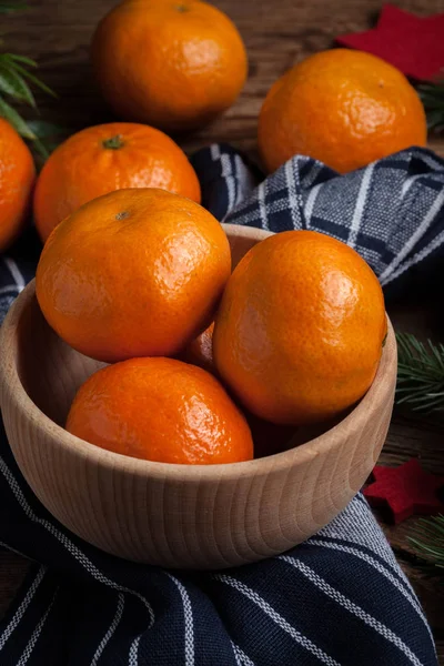 Fresh oranges in wooden bowl. — Stock Photo, Image