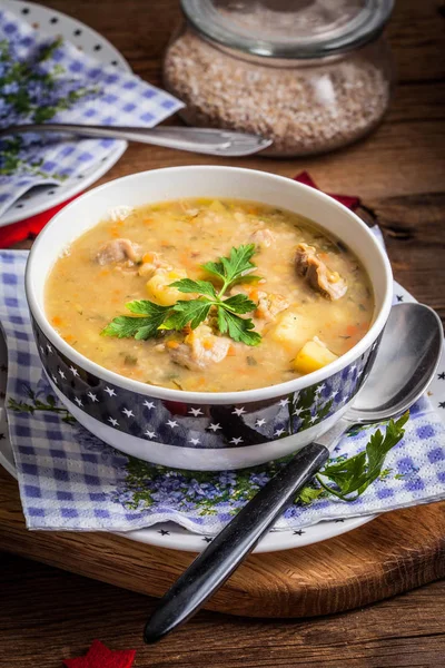 Sopa con cebada y mollejas de pollo . —  Fotos de Stock